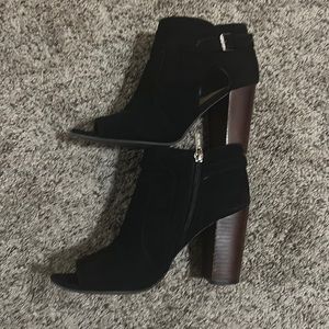 Unisa 7 1/2 black suede open toe booties